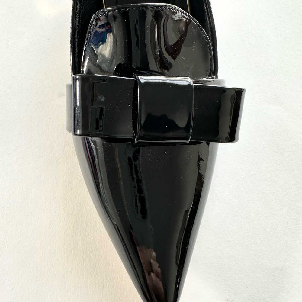 New PATENT Chic Elegant Black Pump Bow Pointed Toe Gold Accent Sz 38 7.5